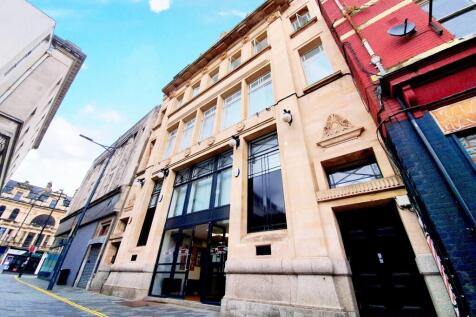 2-bed flat on Market Street, £950/mo