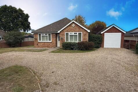 3-bed detached on Cromer Road, Ormesby, £1,200/mo