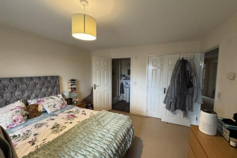 Stone Court, Worth, Crawley, RH10 photo 5