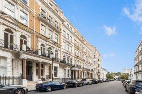 2-bed flat on De Vere Gardens, 
Kensington, W8, £5,308/mo