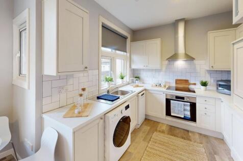 5-bed flat on Flat 3, 15, Clare Street BS1 1XH, £997/mo