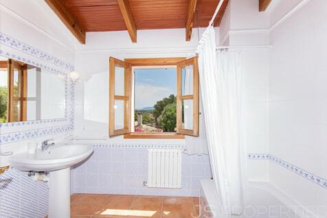 SPECTACULAR VILLA WITH LARGE TERRAIN