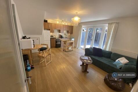 Marshalls Close, Epsom, KT19 photo 3