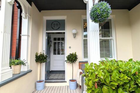 OPEN ENTRANCE LOGGIA