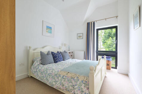 7 Hill Farm View ...