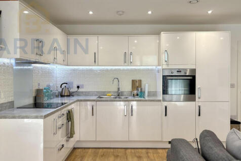 Two Bedrooms for sale in Beckton - Barrain London