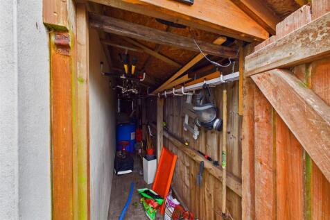 Lean-to shed