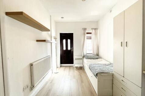 Bedroom 1.jpg