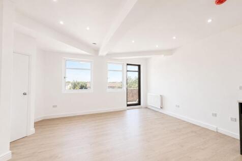 Loddon Vale House Hurricane Way, Woodley photo 4
