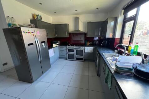 6-bed semi-detached on Harrington Drive, Nottingham, Nottinghamshire, NG7, £3,900/mo