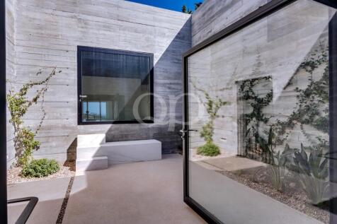 Modern Villa with Ocean Views16