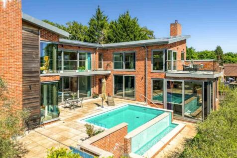 South-facing patio with stunning infinity pool, se