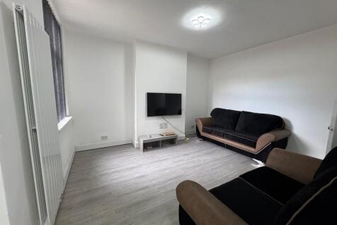 5-bed terraced on Grove Road, Nottingham, Nottinghamshire, NG7, £3,142/mo