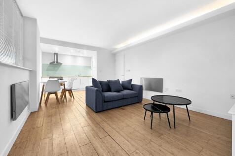 Captivating 2-bed apartment in Leeds city centre. Features modern living space, renovated kitchen, secure entry system. Close to shops, dining, and transport. Perfect for urban lifestyle seekers.