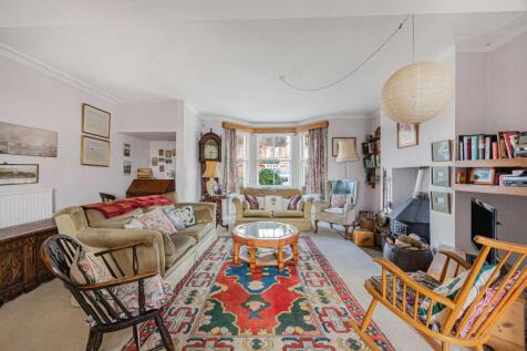 Open-plan sitting / dining room