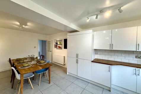 OPEN PLAN KITCHEN/DINING ROOM