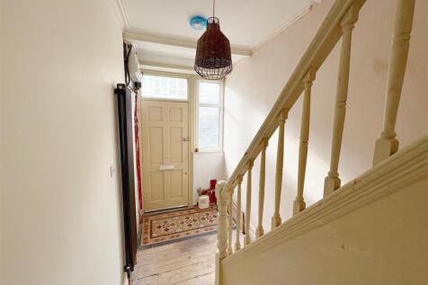 Hallway and stairs (2).jpg