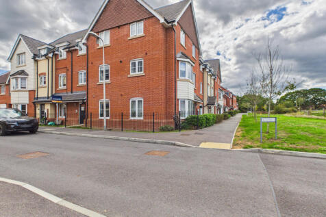 2 bed flat to rent Elm Drive, Woodley RG5