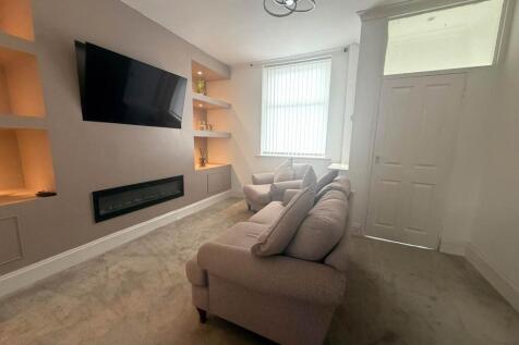 Shaw Road, Royton photo 3