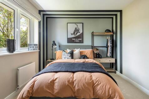 Separate bath and shower, perfect for the whole family