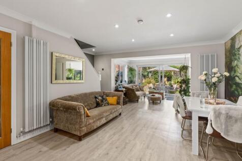 Sitting/dining room