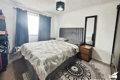 Raeburn Court, Rembrant Grove photo 4