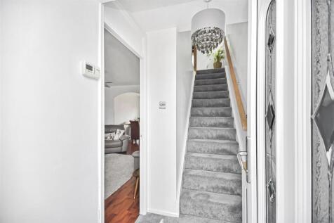 3 Adwell Close Entrance.jpg