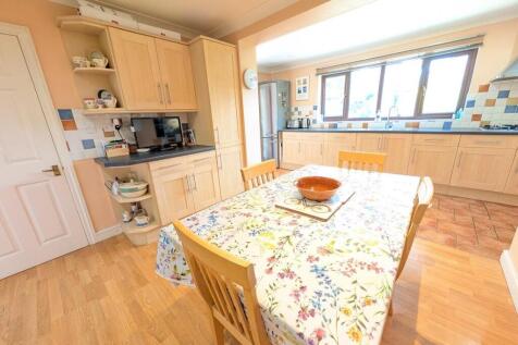 Kitchen dining area.jpg