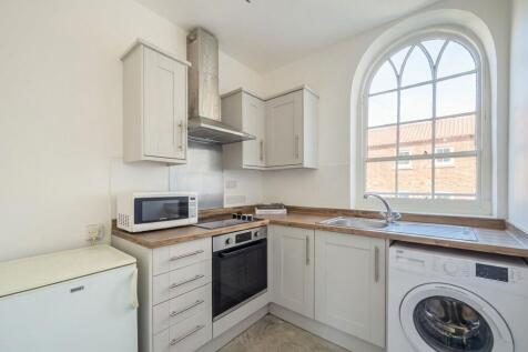 2-bed house on Market Place, Thirsk, YO7, £695/mo