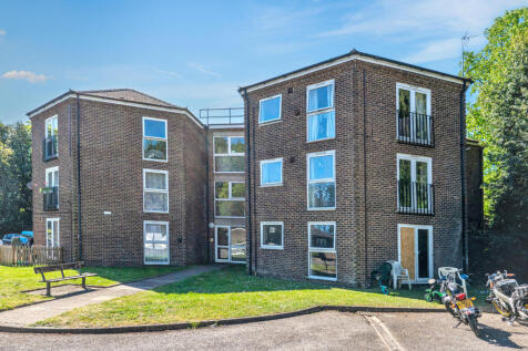 8 Quinneys, Cambridge Road West, Farnborough GU14 6RA