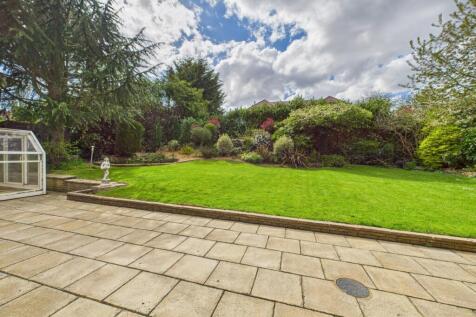 25. CAM04922G0-PR0010-STILL033