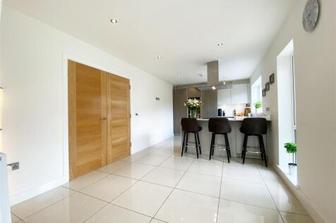 OPEN-PLAN DINING KITCHEN AND FAMILY ROOM