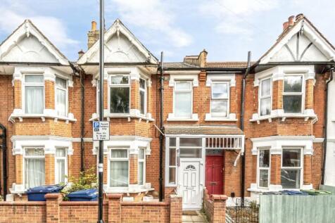 A large two double bedroom split-level apartment with spacious rooms and wood floors throughout. An ideal property for professional sharers or a small family.