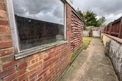 Rear garden and outbuilding