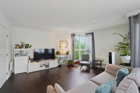 A Modern Riverside 2 Bedroom Flat in Brentford wi