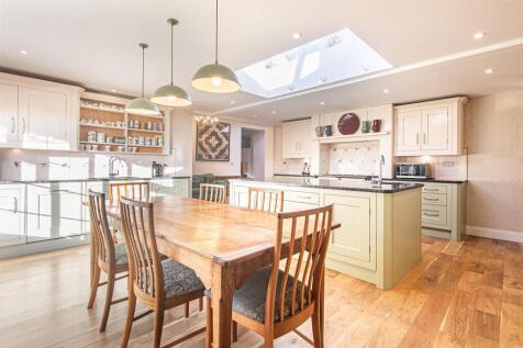 6 bed, 3 bath Detached in Sheffield - Photo 5