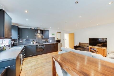 OPEN PLAN SITTING ROOM FITTED KITCHEN