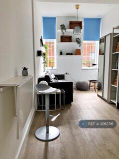 Studio flat on Church Way, Edgware, HA8, £1,000/mo