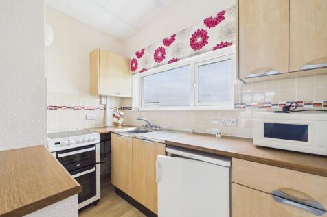 OPEN-PLAN KITCHEN &amp; LIVING AREA