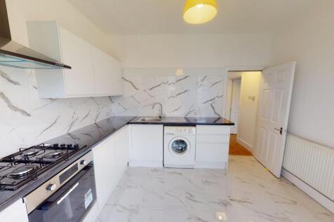 Three bedroom flat to rent in Norbury photo 4