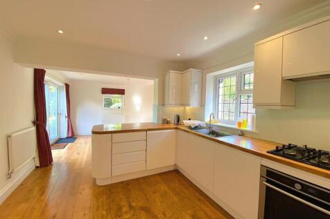 36 Terminus Ave - Kitchen1.jpg