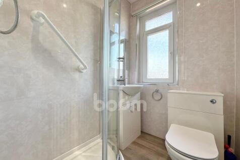 Lynn Avenue, Dalry shower room