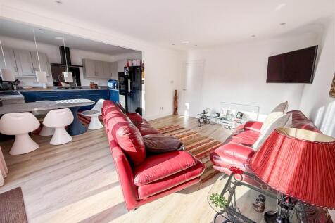 OPEN PLAN LIVING SPACE