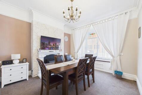 Dining room: