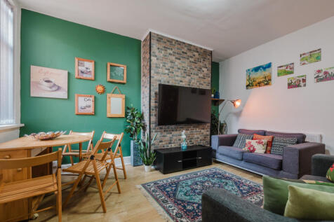 4 bed terraced house to rent Heald Place, Manches