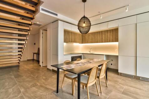 Open plan kitchen and dining