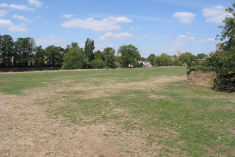 Buckingham Gardens, West Molesey, Surrey photo 2