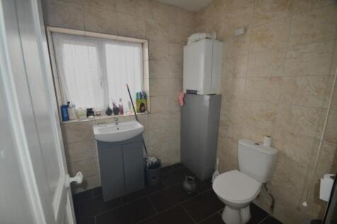 2 howley grange bathroom 2.JPG