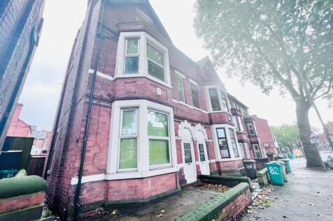 8-bed semi-detached on Lenton Boulevard, Nottingham, £5,200/mo