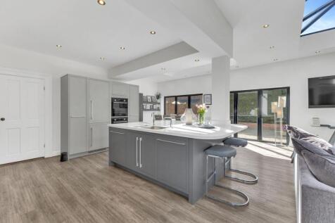 Open-plan kitchen/dining/family area